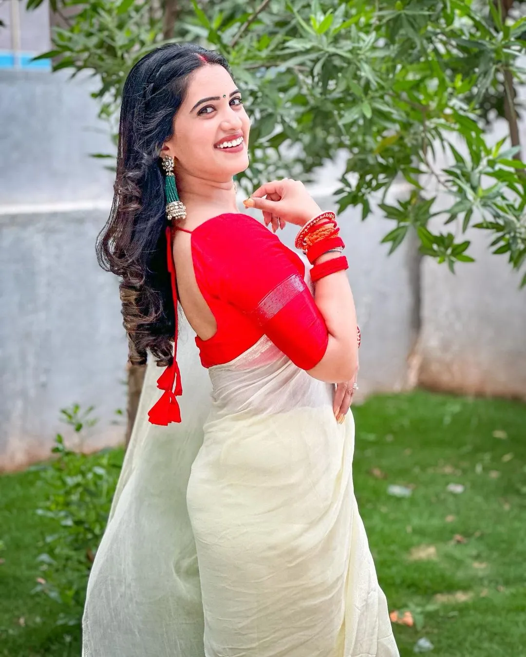 TELUGU TV ANCHOR SRAVANTHI CHOKARAPU STILLS IN WHITE SAREE RED BLOUSE 8